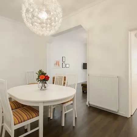 Market- Upper Aristotelous Sq Luxury * Салоники